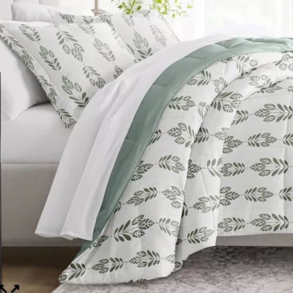 Folk Leaves 3-Piece Comforter Set, Full/Queen in Eucalyptus/White. NWT!